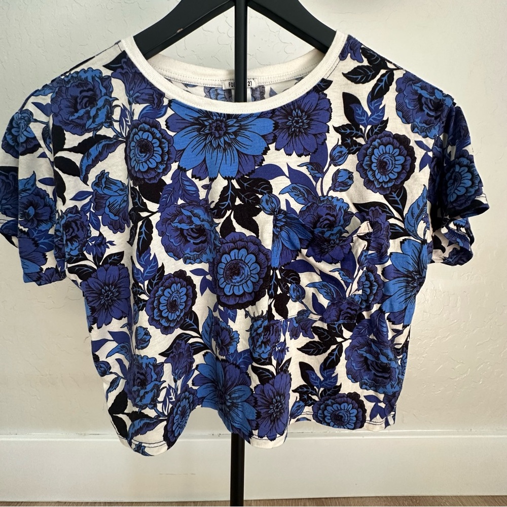 Forever 21 Blue and Black Floral Short Sleeve Crop Top. Size Small
